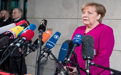 epa06422126 German Chancellor and Leader of the Christian Democratic Union (CDU) Angela Merkel makes a statement as she arrives for exploratory talks held at the Social Democrats (SPD) party headquarters Willy-Brandt-Haus in Berlin, Germany, 07 January 2018. The leaders of CDU, CSU and SPD parties hold exploratory talks at the parties' headquarters through 11 January.  EPA/HAYOUNG JEON/2018-01-07 18:31:32/